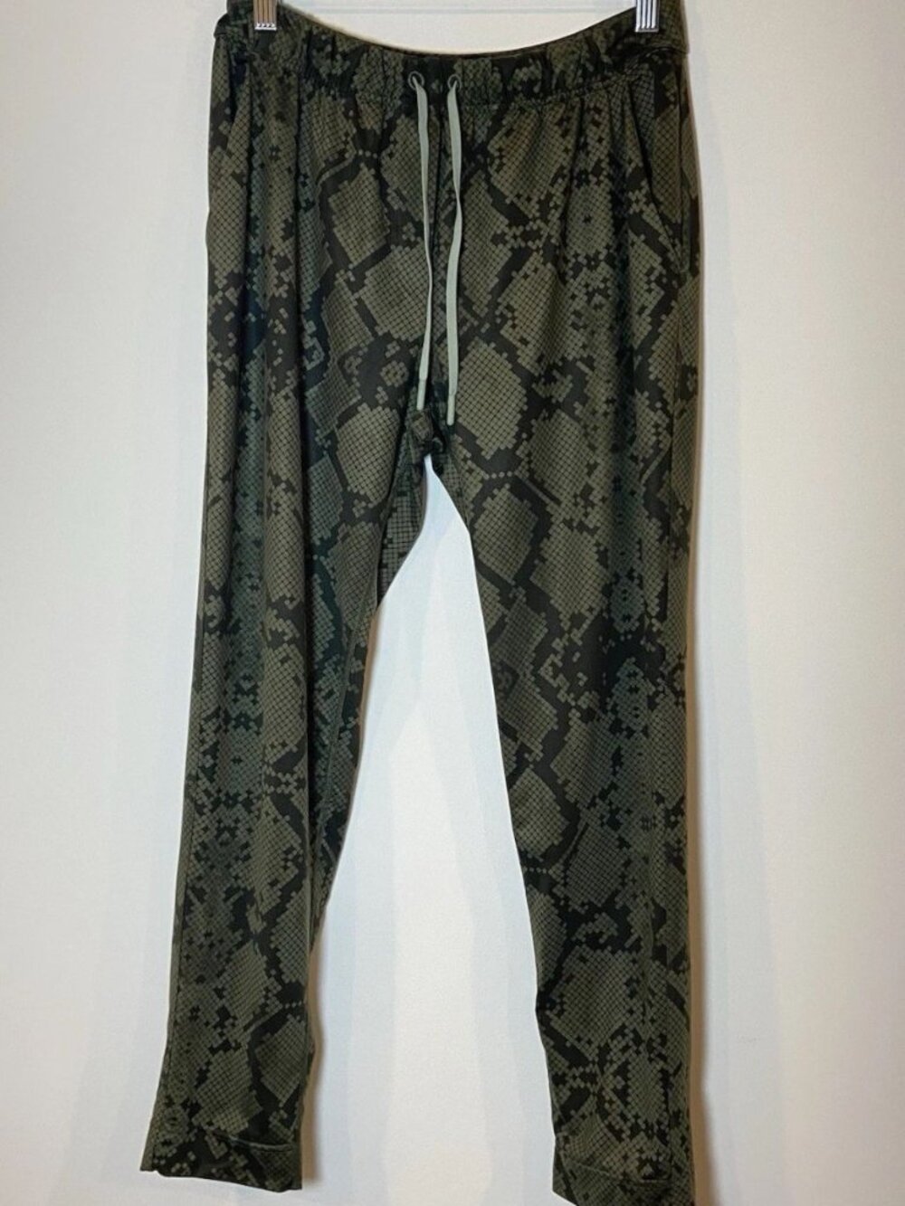 Lululemon Jet Crop Slim Pants Joggers Ziggy Snake Fatigue Olive Black M